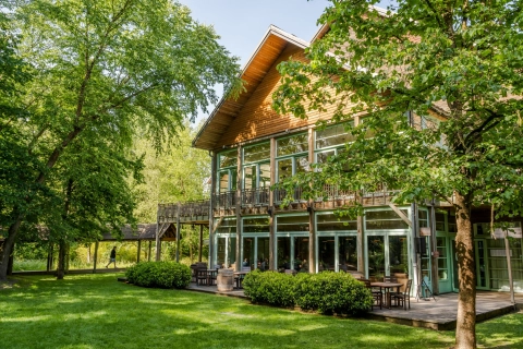 Photo montrant un grand bâtiment au milieu d'un espace vert