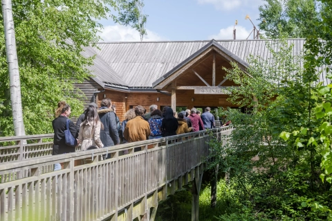 Photo montrant des personnes d'une entreprise qui entrent dans le centre de séminaire du Parc Astérix