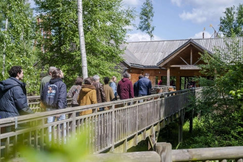 Photo montrant des personnes d'une entreprise qui entrent dans le centre de séminaire du Parc Astérix