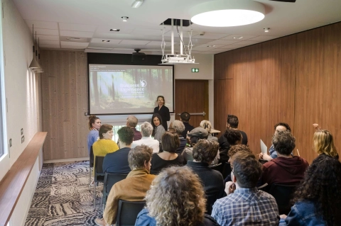 Photo montrant une réunion avec une présentation lors d'un séminaire au Parc Astérix