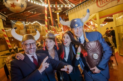 Photo montrant des personnes avec des accessoires lors d'une soirée du Parc Astérix