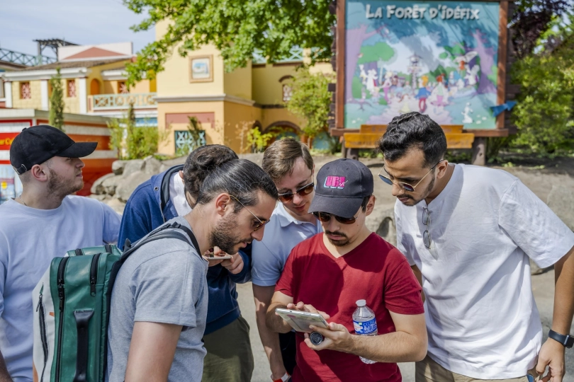 Photo montrant une équipe qui échange lors d'une activité de Team Building au Parc Astérix