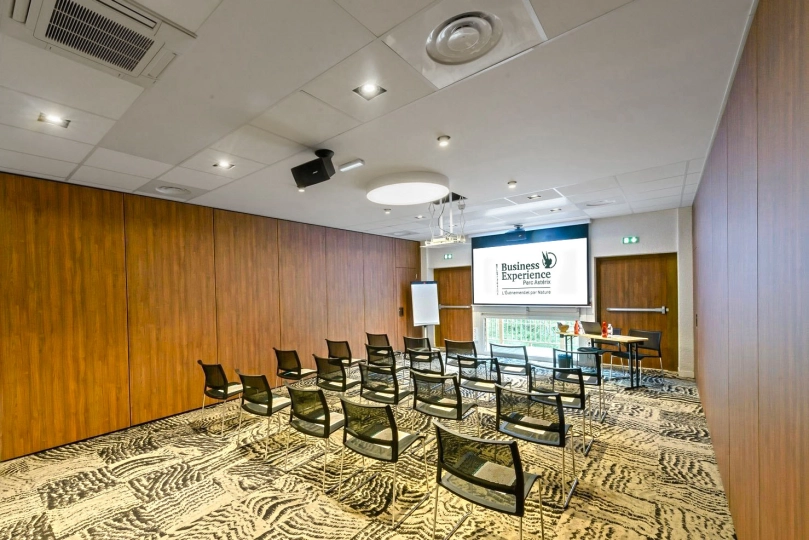 Salle Hêtre avec chaises et un écran pour les présentations