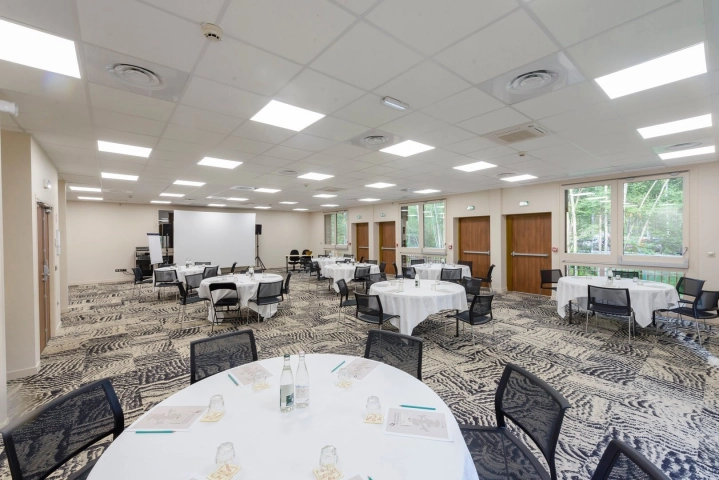 Salle avec tables