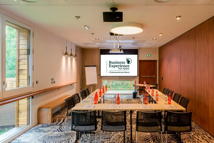 Salle avec table en U