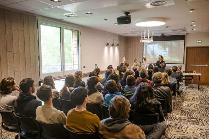 Photo montrant une réunion avec une présentation lors d'un séminaire au Parc Astérix