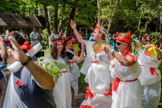 Photo montrant des gens qui s'amusent avec des costumes et des déguisements lors d'un séminaire