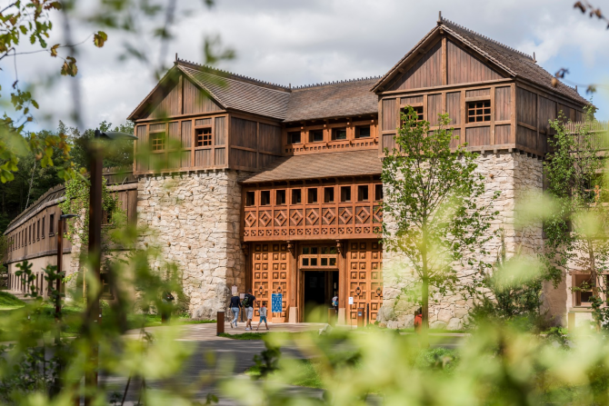 Photo montrant un bâtiment à travers la flore du Parc Astérix