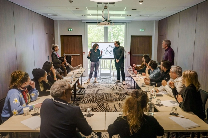 Photo montrant une réunion avec une présentation lors d'un séminaire au Parc Astérix