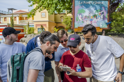 Photo montrant une équipe qui échange lors d'une activité de Team Building au Parc Astérix